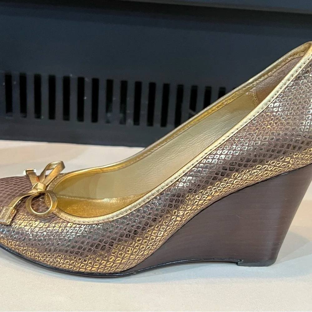 Women Coach shoes, closed toe gold wedge - Picture 2 of 4